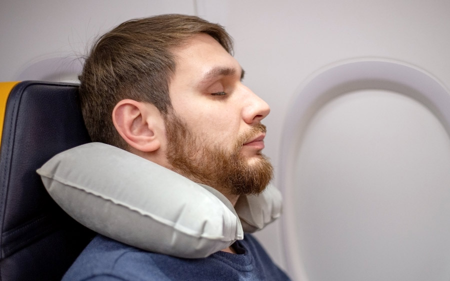 Comment bien dormir dans un avion ou un train ?