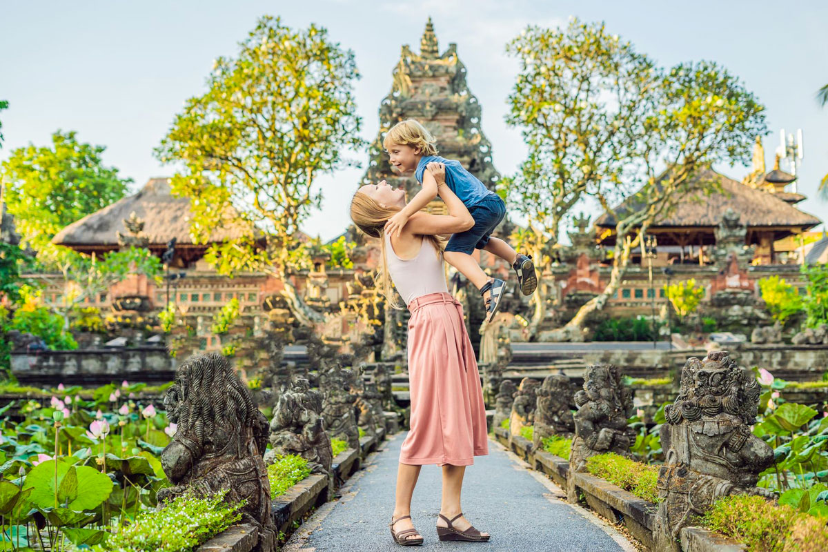 Mère et fils devant un temple à Bali