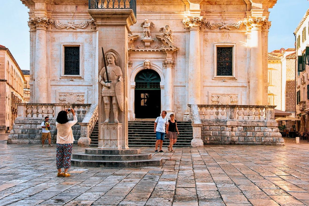 Quelques toristes devant eglise à Dubrovnik