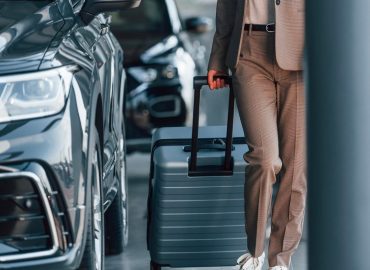 marcher avec une valise