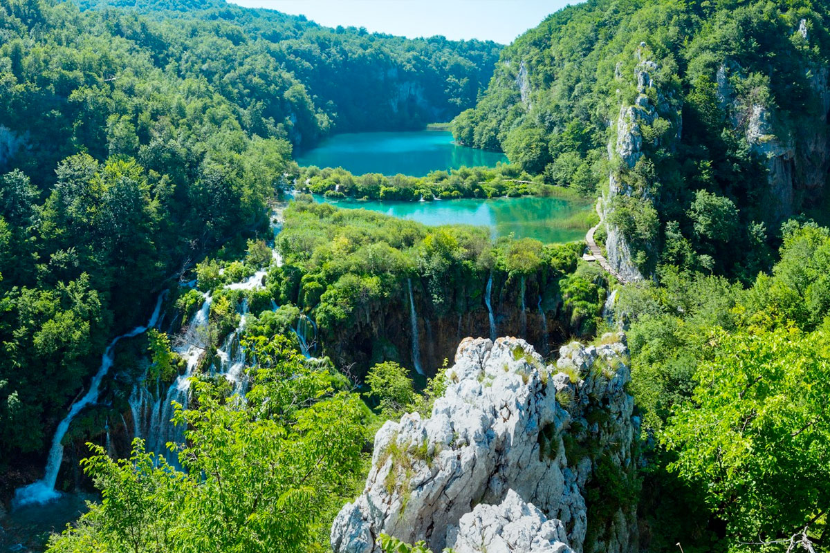 Cascade de lacs avec chutes d'eau dans le parc national des lacs de Plitvice