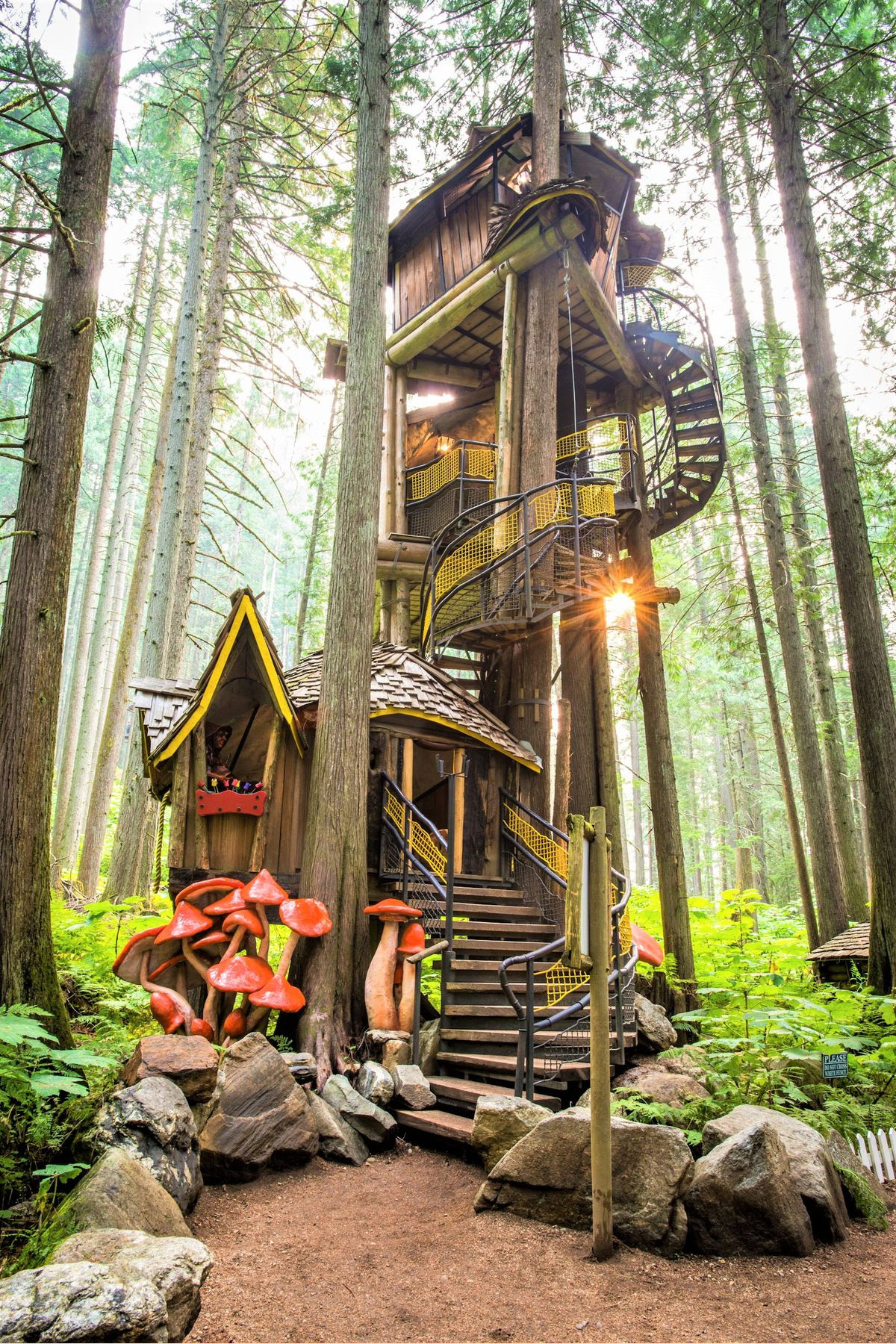 Three Story Treehouse au Canada