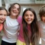 groupe de 4 enfants en colonie de vacances heureux