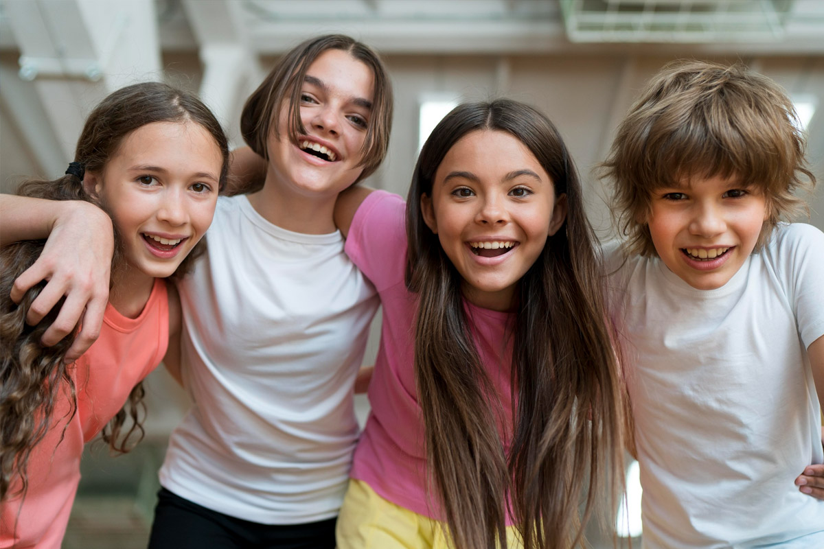 groupe de 4 enfants en colonie de vacances heureux