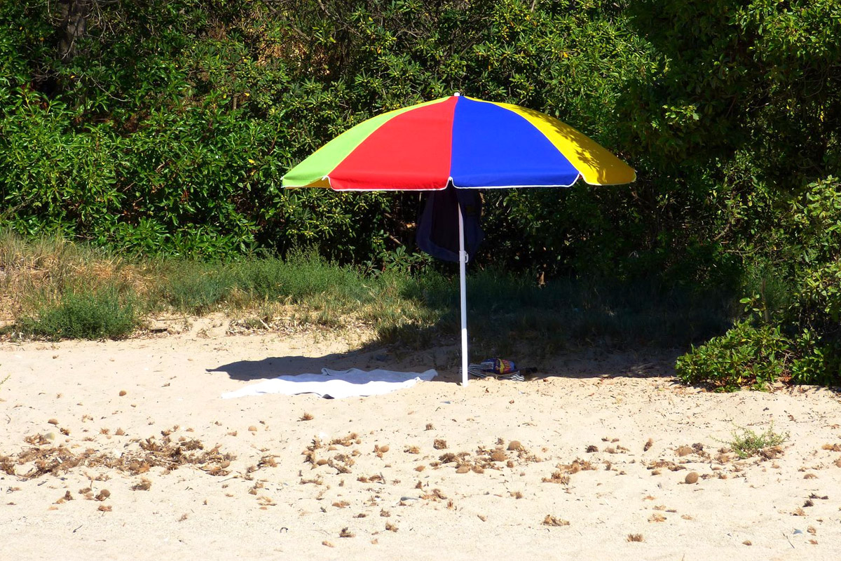 Deux touristes risquent une amende de 3000 € pour avoir utiliser un parasol sur la plage