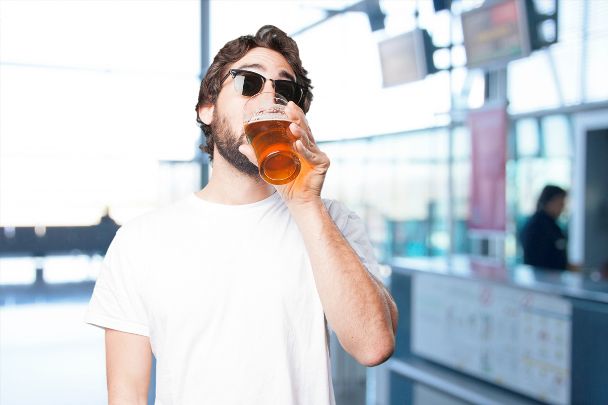 Fin de la consommation d’alcool dans les aéroports : la proposition de Ryanair