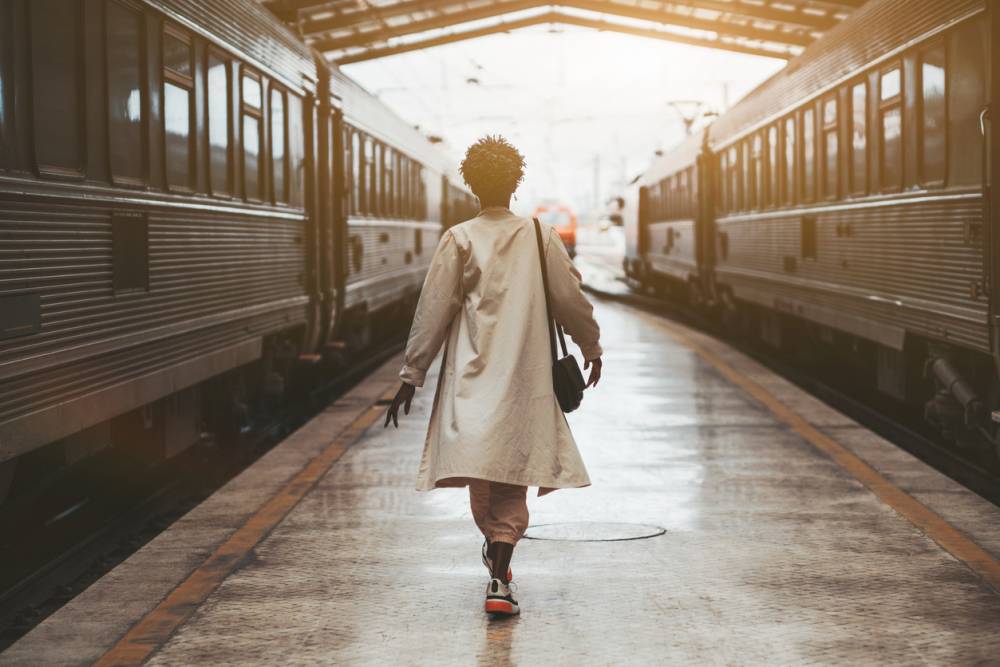 femme sur quai de la gare